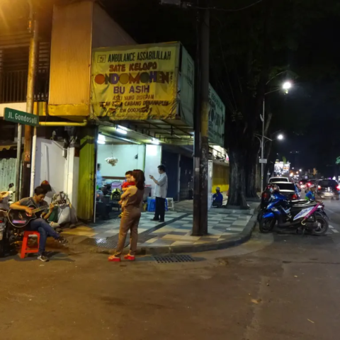 Menikmati Sate Klopo Ondomohen Bu Asih, Surabaya 4 Menikmati Sate Klopo Ondomohen Bu Asih, Surabaya 3