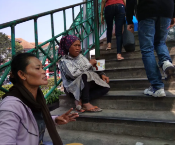 Pengemis di Jembatan Penyebrangan Stasiun Bogor