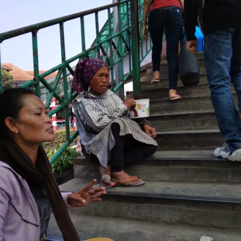 Pengemis di Jembatan Penyebrangan Stasiun Bogor