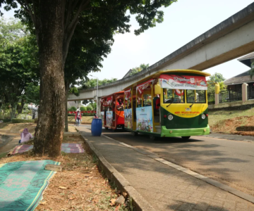 bus di taman mini indonesia indah