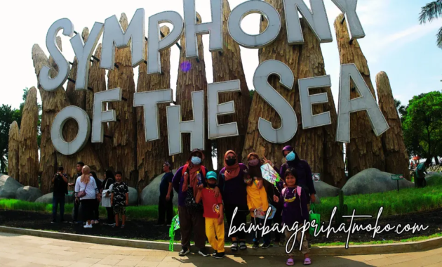 Pantai Lagoon Ancol: Surga Bermain Pasir dan Berenang untuk Anak-Anak 6 Pose di depan tulisan Symphony of the Sea Ancol